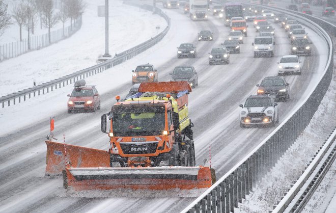Na Bavarskem je močno sneženje oviralo promet. FOTO: Matthias Balk/AFP