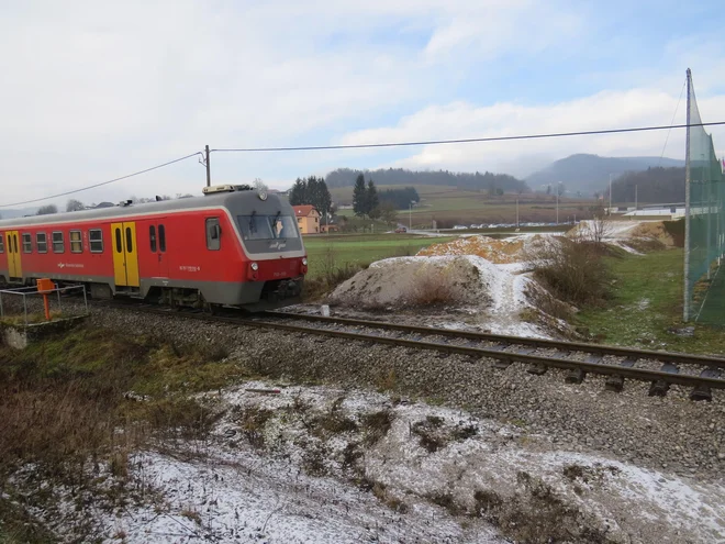 Vlaki v Ivančni Gorici še ne bodo kmalu vozili pod viaduktom, ki je načrtovan prav na tem mestu. FOTO: Bojan Rajšek/Delo