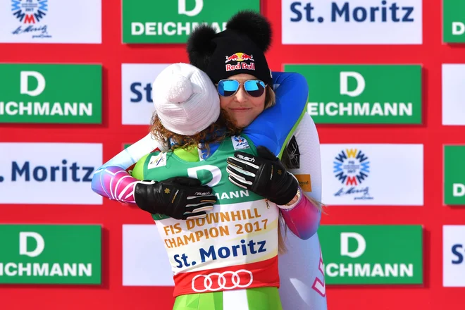 Takole sta se po smukaški tekmi na svetovnem prvenstvu pred dvema letoma objeli zmagovalka Ilka Štuhec in tretjeuvrščena Lindsey Vonn. Nazadnje sta se soočili ob koncu sezone 2016/17. FOTO: AFP