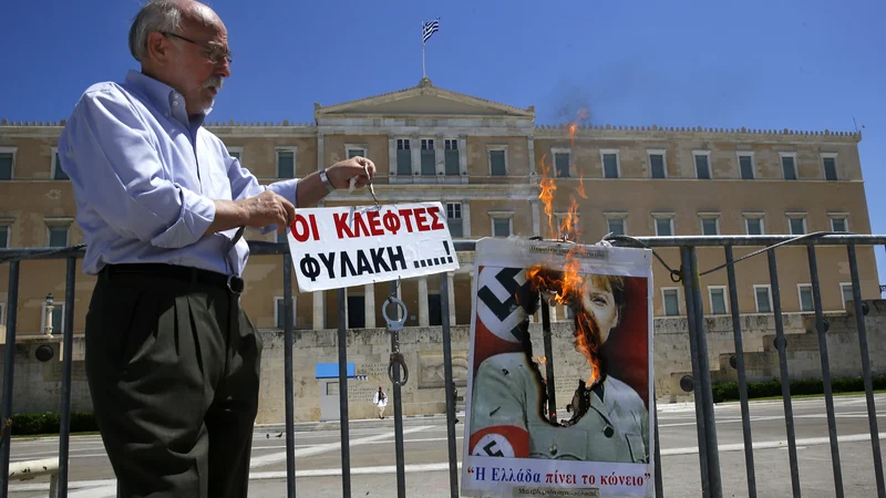 Fotografija: Grki so Angelo Merkel oblačili v nacistično uniformo. Strasti so se umirile, zdaj nemška kanclerka prihaja na državniški obisk. FOTO: Reuters