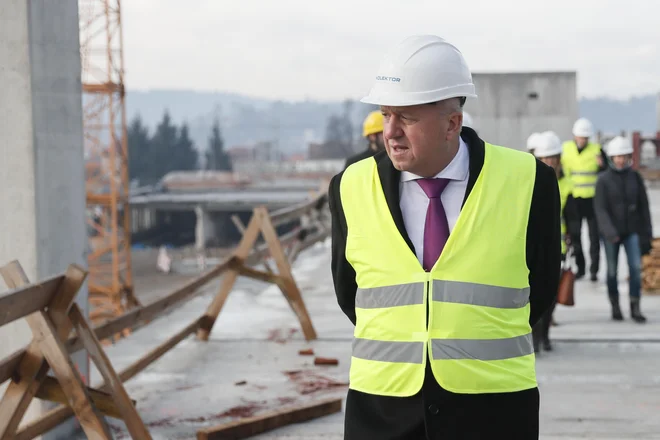 V dogovoru je kar nekaj pomembnih domačih in tujih investicij, je dejal gospodarski minister Zdravko Počivalšek. Foto Uroš Hočevar