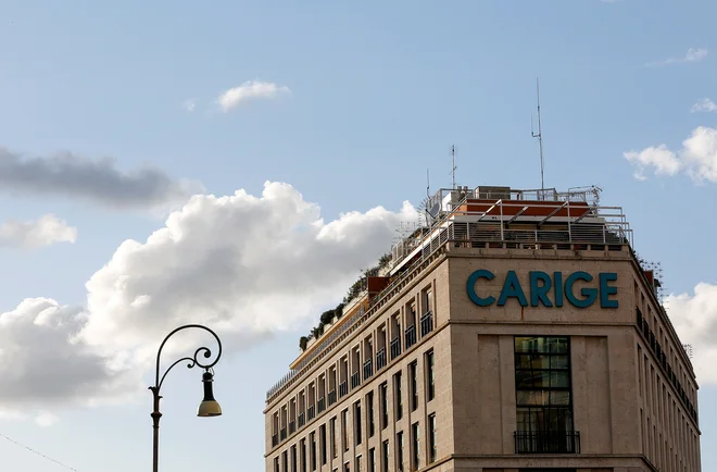 Med potencialnimi interesenti za nakup za problematične banke so tuji finančni skladi in nekatere italijanske ter francoske banke. FOTO: REUTERS/Alessandro Bianchi