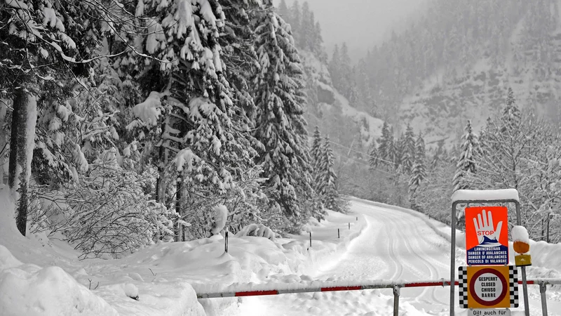 Fotografija: Na tisoče Avstrijcev je ujetih v svoje domove, številne ceste so zaprte, avstrijski vremenoslovski center (UWZ) pa je za šest zveznih dežel razglasil rdeča opozorila. FOTO: Harald Schneider/AFP