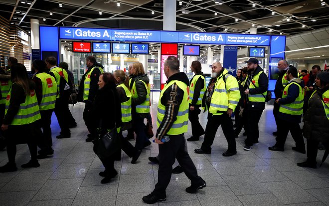 Danes je na letališču v Düsseldorfu stavkalo na stotine zaposlenih, ki so s transparenti opozarjali na potrebo povišanja plač. FOTO: Wolfgang Rattay/Reuters