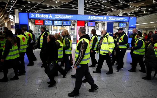 Danes je na letališču v Düsseldorfu stavkalo na stotine zaposlenih, ki so s transparenti opozarjali na potrebo povišanja plač. FOTO: Wolfgang Rattay/Reuters
