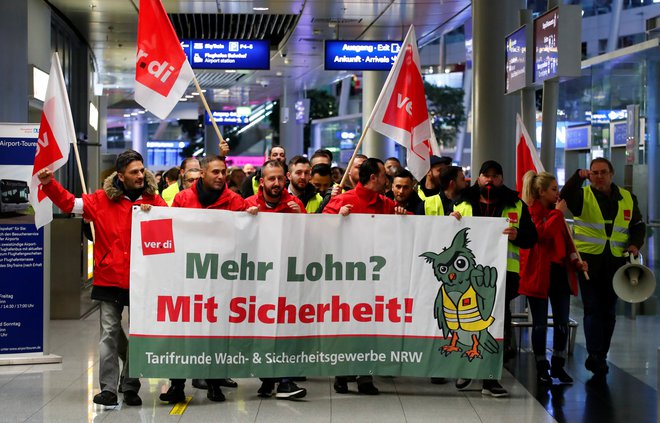 Delavci so na potrebo povišanja plač opozarjali s transparentom: »Višje plače? Zagotovo!« FOTO: Wolfgang Rattay/Reuters