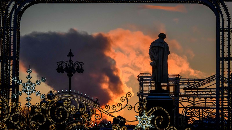 Fotografija: Pogled na elektrarno za spomenikom ruskega pesnika Aleksandra Puškina v Moskvi. FOTO: Mladen Antonov/AFP