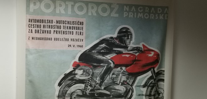 Motociklistične dirke v Portorožu. Plakat v muzeju Steva Vujiča v Kopru. FOTO: Boris Šuligoj