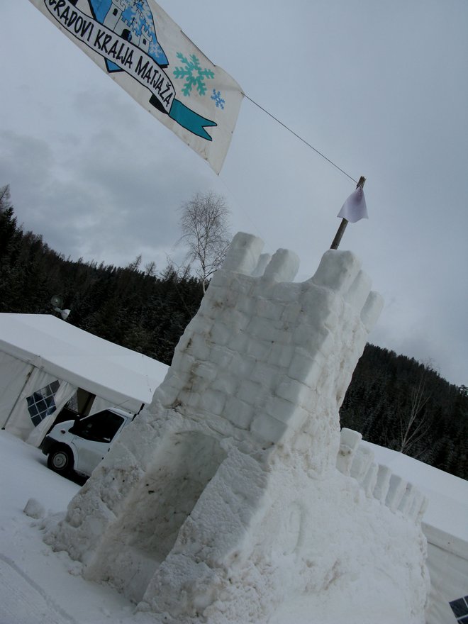 Od leta 1993 so v Podpeci zgradili 1300 snežnih gradov in drugih skulptur. FOTO: Mateja Celin/Delo