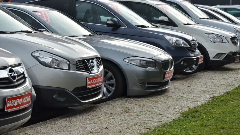 Fotografija: Trg rabljenih vozil v Sloveniji je obsežen. Trendi na njem so bili lani drugačni kot pri prodaji novih avtomobilov. Foto Gašper Boncelj