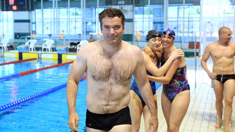 Fotografija: Peter Mankoč se tudi po končani tekmovalni poti ni poslovil od bazena.
FOTO Blaž Samec/Delo
