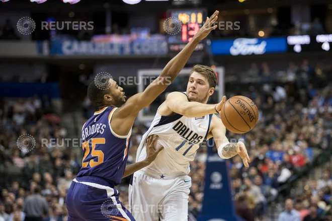 Luka Dončić je že v prvi četrtini prispeval 12 točk. FOTO:&nbsp;Jerome Miron/Reuters