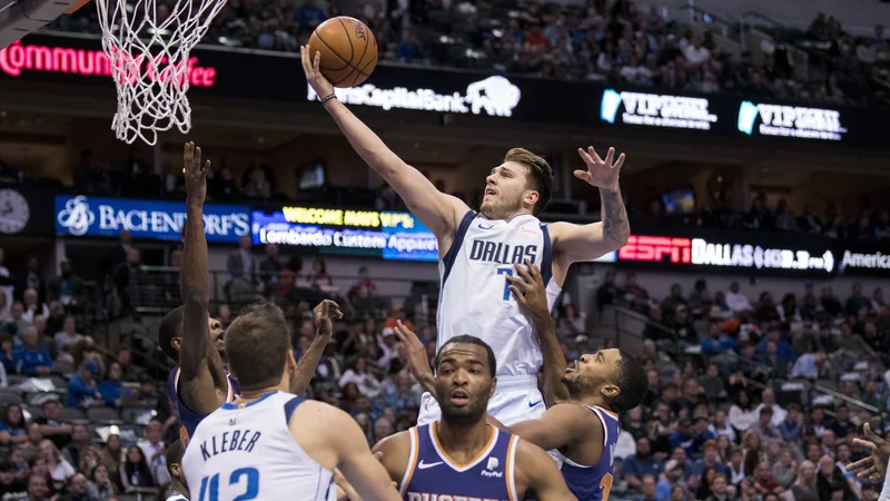 Fotografija: Luka Dončić (77) je za štiri točke zaostal za svojim rekordom v ligi NBA. FOTO: Reuters