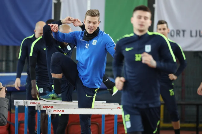 Nejc Vidmar (v sredini) je po slovesu Branka Ilića prevzel kapetanski trak, po odhodu Aljaža Ivačiča pa bo znova tudi prvi vratar. FOTO: Voranc Vogel/Delo