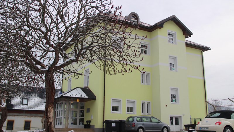 Fotografija: V stari podružnični šoli v Adlešičih imajo zaradi vozačev z matične šole v Črnomlju dvakrat več učencev kot sicer.