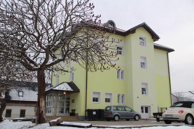 V stari podružnični šoli v Adlešičih imajo zaradi vozačev z matične šole v Črnomlju dvakrat več učencev kot sicer.