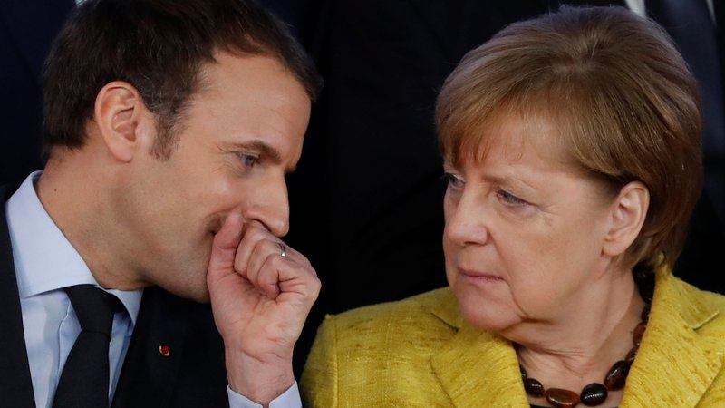 Fotografija: Emmanuel Macron in Angela Merkel bosta v Aachnu zakoličila nove skupne projekte pri obrambi, podnebnih spremembah in varnosti. FOTO: Reuters
