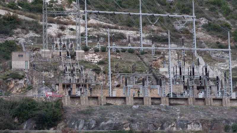 Fotografija: Požar v hidroelektrarni Plat je sledil eksploziji. FOTO: Bozo Radic/Cropix