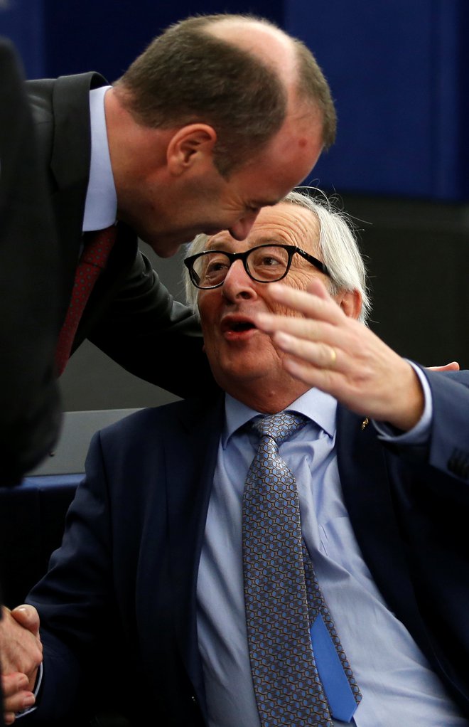 Manfred Weber in Jean-Claude Juncker med razpravo v evropskem parlamentu.FOTO:. REUTERS/Vincent Kessler
