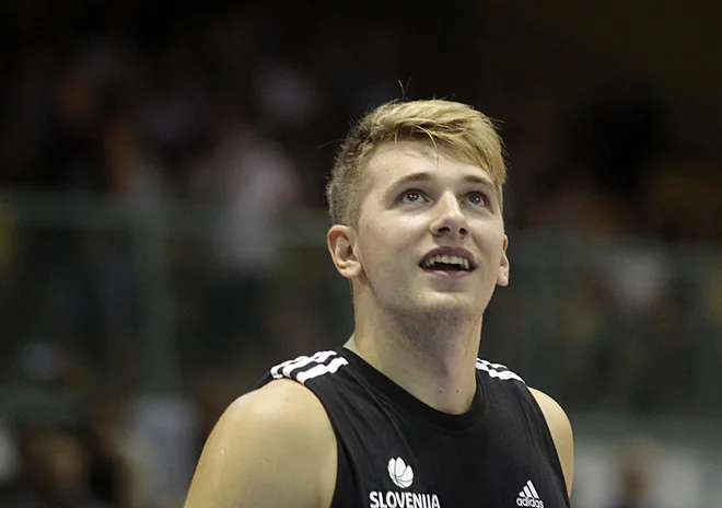 Luka Dončić v glasovanju pri zahodni konferenci zaostaja le za velikim LeBronom Jamesom. FOTO: Mavric Pivk/Delo