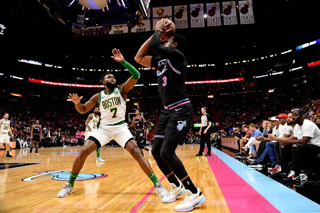 Dwayne Wade v poslovilni sezoni dokazuje, da nikakor še ni za staro šaro. FOTO: Reuters