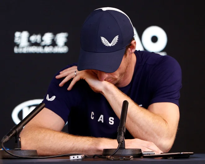 Andy Murray na novinarski konferenci, kjer je napovedal slovo, ni mogel skriti čustev. FOTO: Reuters