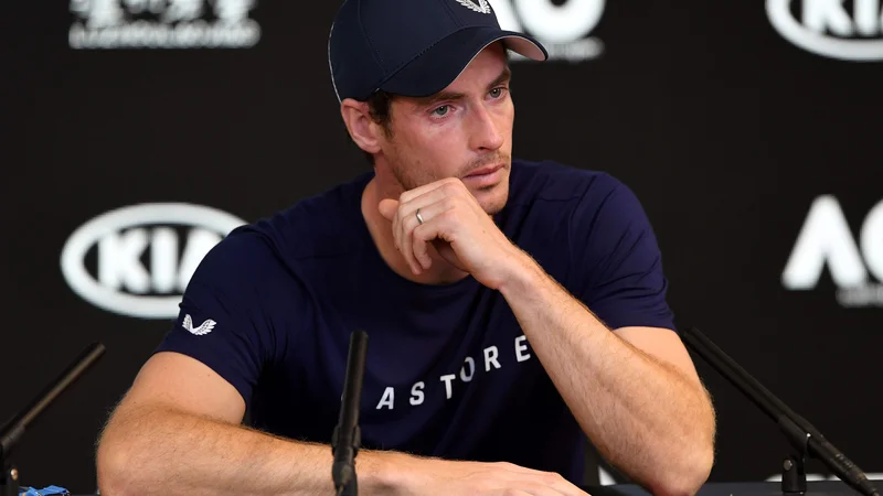 Fotografija: Andy Murray na novinarski konferenci, kjer je napovedal slovo, ni mogel skriti čustev. FOTO: AFP
