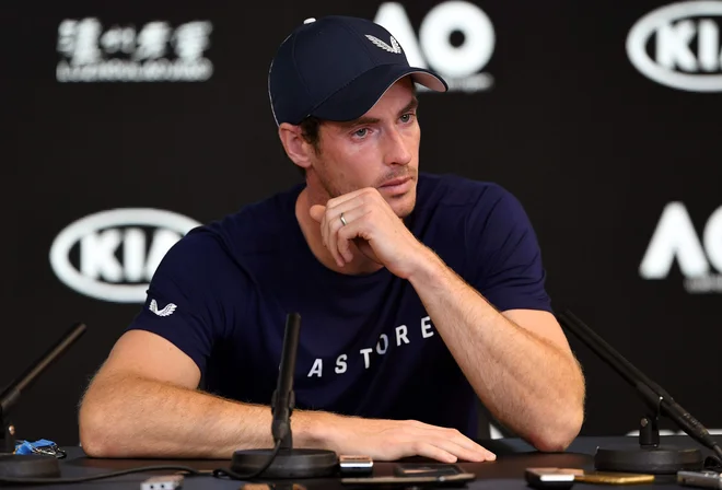 Andy Murray na novinarski konferenci, kjer je napovedal slovo, ni mogel skriti čustev. FOTO: AFP