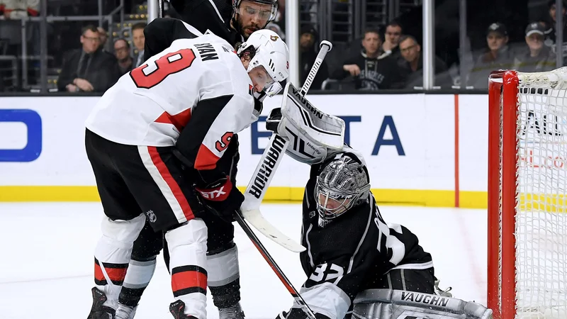 Fotografija: Jonathan Quick je moral štirikrat po plošček v svojo mrežo. FOTO: AFP
