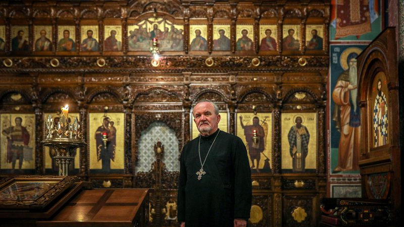 Fotografija: Peran Bošković v pravoslavni cerkvi v Ljubljani. FOTO: Voranc Vogel