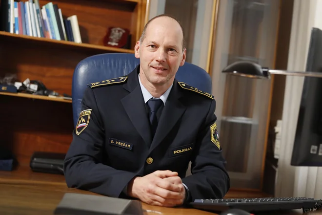 Če bi bilo policistov več, bi ti lahko bili bolj navzoči tudi na terenu in komunikacija z državljani bi bila lažja, pravi Stanislav Vrečar. FOTO: Leon Vidic/Delo