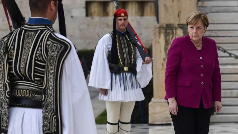 Fotografija: Kanclerka Angela Merkel se je v Atenah soočila tudi z grškimi očitki na račun nemške okupacije med drugo svetovno vojno. FOTO: AFP