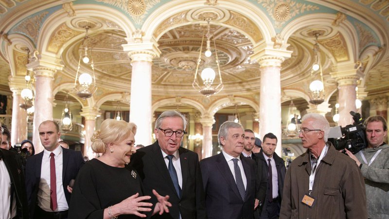 Fotografija: Slovesnost ob začetku romunskega predsedstva je potekala z veliko blišča. Predsednik evropske komisije Jean-Claude Juncker je govoril kar o kraljevskem sprejemu. FOTO: Inquam Photos/Reuters