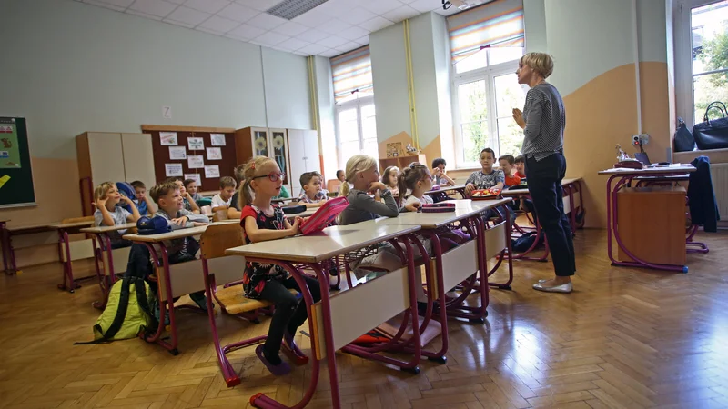 Fotografija: Z dvigom plač učiteljem, prvo povišanje bodo na računu videli februarja, se bo vnovič porušilo razmerje med plačami ravnateljev in učiteljev, menijo v združenju ravnateljev. (Fotografija je simbolična.) FOTO: Tadej Regent/Delo