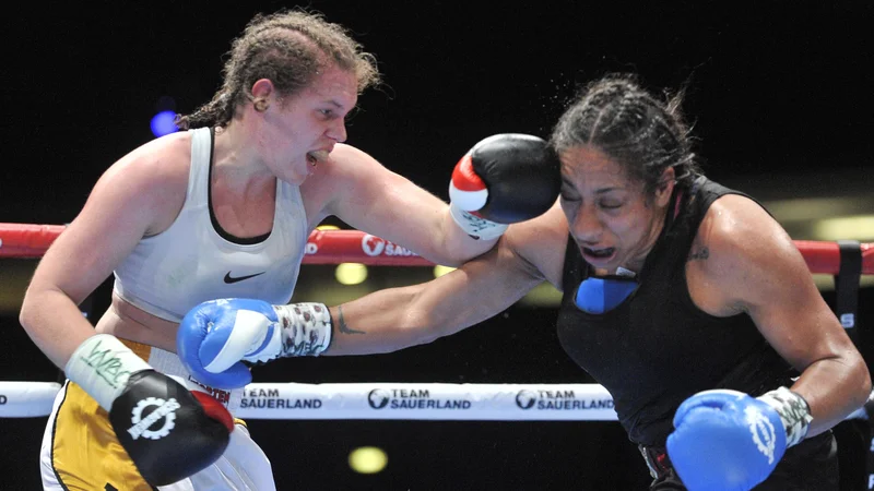 Ema Kozin (levo) si bo poskušala čez dober mesec dni v Denverju priboksati še šampionski pas združenja WBO. FOTO: Cropix