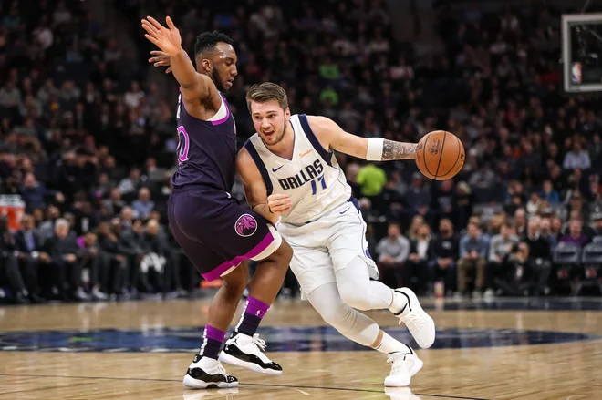 Luka Dončić je v zadnjih treh dvobojih vselej dosegel po vsaj 27 točk. FOTO: Brace Hemmelgarn/Reuters