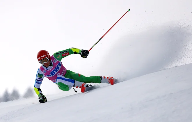 Žan Kranjec je po polovici tekme za vodilnim zaostajal skoraj sekundo, v finalu je z 10. napredoval na peto mesto. FOTO: Stefan Wermuth/Reuters