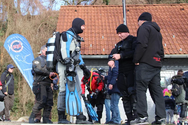 Letos se je otvoritve potapljaške sezone udeležilo več kot 100 potapljačev. Foto Simona Fajfar