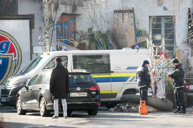 Ponoči je zagorelo v nekdanji tovarni Rog v Ljubljani. FOTO: Marko Feist 