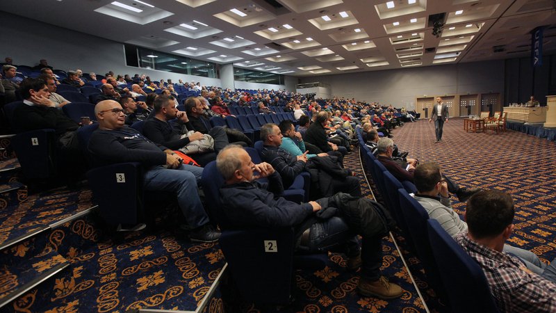 Fotografija: Dvodnevni strokovni seminar je pritegnil v Portorož približno 500 slovenskih nogometnih trenerjev. FOTO: Mavric Pivk
