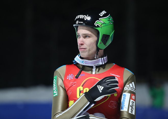 Anže Semeničje bil najboljši slovenski skakalec tudi na nedeljski tekmi, zasedel je 15. mesto. FOTO: Igor Zaplatil/Delo