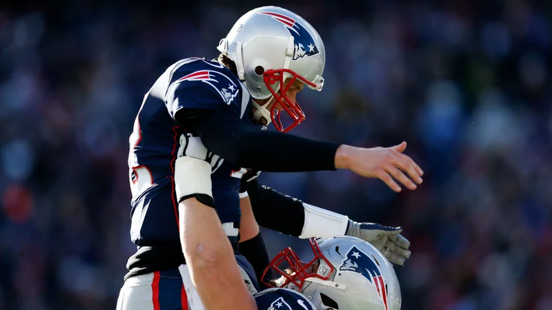 Fotografija: Toma Bradyja po gladki zmagi v New Englandu spet slavijo kot boga. Foto Reuters