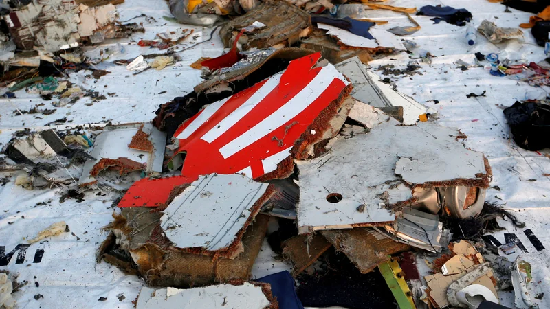 Fotografija: Razbitine letala, ki je s 189 ljudmi na krovu strmoglavilo v morje ob Indoneziji. FOTO: Willy Kurniawan/Reuters