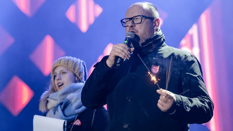 Fotografija: Policija preiskuje, kako je napadalcu uspelo priti do odra. FOTO: Agencja Gazeta/Reuters