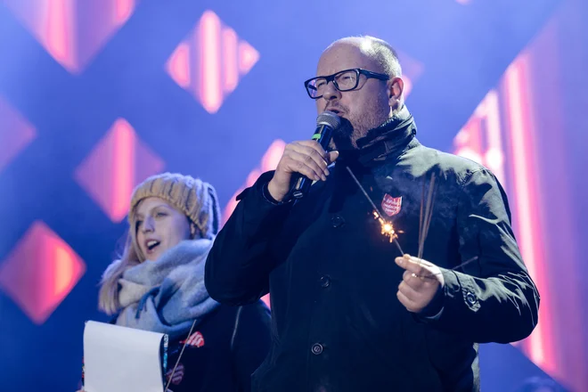 Policija preiskuje, kako je napadalcu uspelo priti do odra.&nbsp;FOTO: Agencja Gazeta/Reuters