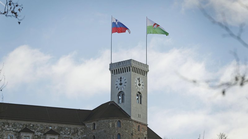 Fotografija: Na Ljubljanskem gradu končno plapola slovenska zastava. FOTO: Leon Vidic/Delo