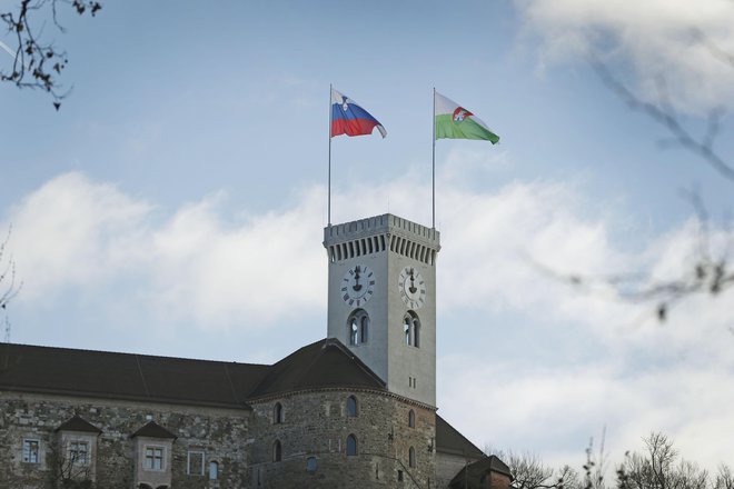 Na Ljubljanskem gradu končno plapola slovenska zastava. FOTO: Leon Vidic/Delo