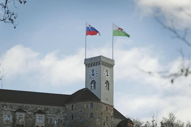 Na Ljubljanskem gradu končno plapola slovenska zastava. FOTO: Leon Vidic/Delo