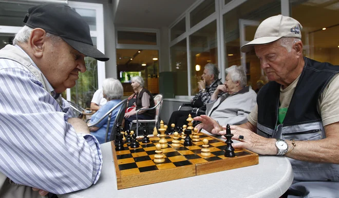Šahisti v domu starejših Tabor Ljubljana.<br />
FOTO: Tomi Lombar