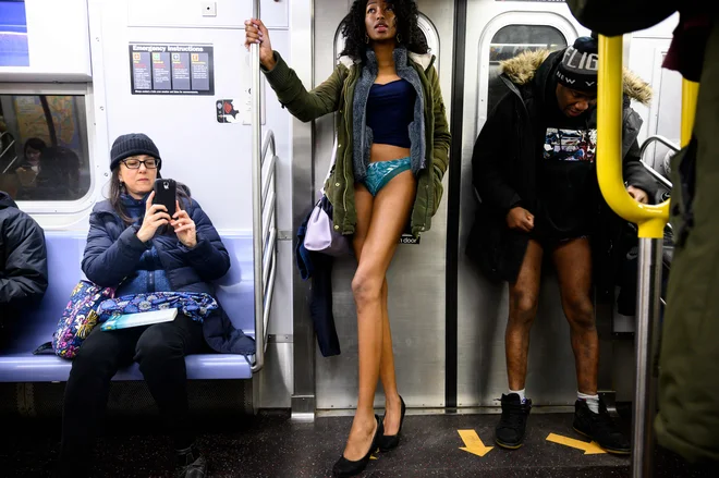 Udeleženci 18. mednarodnega dneva brez hlač na podzemni železnici v New Yorku.&nbsp;Foto Johannes Eisele Afp